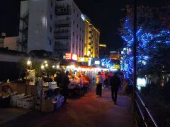 しばらく歩くと那珂川沿いに立ち並ぶ中洲の屋台街のネオンが見えてきます。
中洲は那珂川と博多川に挟まれた中洲に位置する日本有数の歓楽街で、東京新宿の歌舞伎町、北海道札幌のすすきのと並ぶ日本三大歓楽街といわれています。
今年は日本三大歓楽街の全てを訪問することができました。