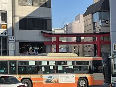 鎌倉駅から9時20分発の鎌倉宮行きのバスに乗ります。結構混んでます。