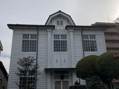 こちらの酒泉館は旧広島県西条清酒醸造支場として
昭和4年に建てられました。