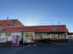 旅3日目の朝飯は24時間営業のA&W
マクドナルドより早い1963年に日本初のファストフード店として沖縄進出
沖縄でしか食べられませんのでココも立派な観光地かと