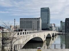 萬代橋を渡る。