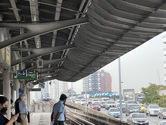 BTSのSaphan Taksin駅。
この駅、同じホームから上りも下りも両方の電車が行き来する珍しい駅。
・・・ゆえに、よく渋滞しますがこの時は大丈夫でした^^;