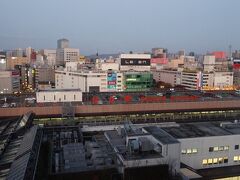 11月12日午前6時。
ホテルメトロポリタン仙台イーストのお部屋から眺める仙台駅。