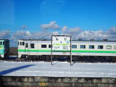 ＜森駅＞
スーツを着た方がお隣に乗ってきました。
お仕事？？