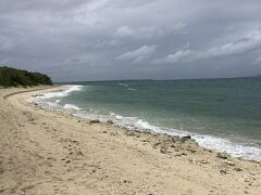 西の浜、西にあるから午前中は陽が当たらないのかと思ったけど、この日は天気が悪く、午後も海はこんな色だった。ビーチは白砂できれい。