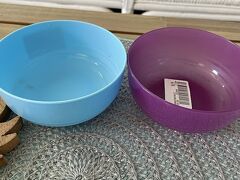 目の前のロスドレスでお買い物♪

食器を洗うのにプラスティックの方が安心なので！
多分＄１ちょっと