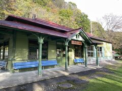 明治31年旭川まで鉄道が開通して以降、同34年に神居古潭貫井停車場として設置され、同35年に神居古潭駅となり、その後昭和44年に函館本線の納内-伊納駅間がトンネル化されたことにより、廃駅となるまでは実際に駅舎として実際に使用されていました。
この駅舎は明治43年に建設され、その後大正末期から昭和初期にかけて1度ないし2度の増改築が行われたと推定されますが、建設当初の遺構はよく残されています。
平成元年に廃駅時の姿形をもとに復元され、明治期の貴重な西洋建築として同年に旭川市の指定文化財に指定されました。