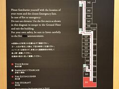【リッツカーメルトン京都 コーナースイートTATAMI 】

ザ・リッツ・カールトン京都の【コーナースイートTATAMI 501号室】は，最上階・5階の南側に位置する一室だけのスイートです。全館で唯一，檜風呂があり，502号室のガーデンテラススイートTATAMI とコネクティングルームにすることができます。定員3名。写真は5階の避難経路図。

動画もありますので，お部屋の様子は簡潔に。