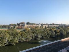 二日目の朝。部屋の窓からの眺めです。明石城のある明石公園