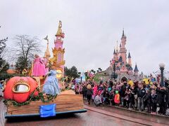 20周年のパレード、"Disney Magic on Parade"！
このパレードのテーマ曲、♪Magic Everywhere は今でも思い出深いです笑 
