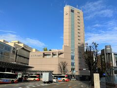 石川県金沢市『Hotel Kanazawa』

「金沢」駅兼六園口（東口）からすぐの位置にある『ホテル金沢』の
外観の写真。

一瞬晴れ間が見えた際にパチリ (;^ω^)

16階建ての建物で最上階にはトップラウンジ＆レストラン
【ラズベリー】が入っています。
ゲストルームは6～15階にあります。

ホテル金沢は、JR金沢駅の改札口から徒歩1分の好立地に位置しており、
小京都金沢の歴史と伝統を今に伝える兼六園や金沢城公園、
長町武家屋敷などへの観光アクセス、ビジネスともに便利です。

＜アクセス＞
JR金沢駅東広場から徒歩で約1分
小松空港から直通バスで40分（金沢駅西広場ターミナルより発着）
北陸自動車道 金沢東ICから車で10分
北陸自動車道 金沢西ICから車で15分

https://www.hotelkanazawa.co.jp/