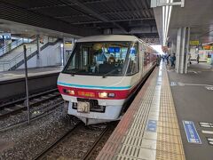 羽田空港の渋滞で飛行機の到着が遅れて冷や冷やしましたが、なんとか岡山13時5分発出雲市行きの特急パノラマやくもに間に合いました。381系特急パノラマやくもは1日2往復の運用ですが週末や特定日は4往復あり、その列車に乗りました。