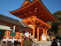 烏丸線に乗って、北山駅で降り、バスに乗って
上賀茂神社へ。
正式には、賀茂別雷神社というのですね。
青い空に朱色が映えます。