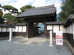 着きました。ここが渋沢栄一の生家です。「中の家」と書いて「なかんち」と読むそうです。
立派な門が前の家です。