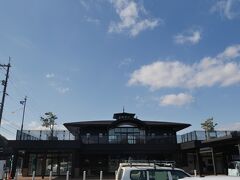 水戸岡鋭治氏がデザイン監修した道の駅「山陽道やかげ宿」です。
無料の施設なのに、常駐しているコンシェルジュに「いらっしゃいませ」とか声かけされると少し緊張してしまいます。