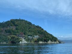 9：40
竹生島がみえてきた
風もなくて快適なクルーズでした
