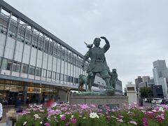 岡山駅に到着。
岡山なので、駅前には桃太郎の像が置かれ、