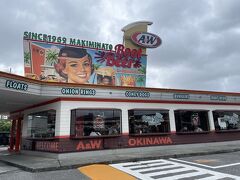 まずは腹ごしらえから。Ａ＆Ｗ 牧港店に向かいます。
ドライブスルーでハンバーガーが注文できる素敵なお店だけど、ドライブスルーがやってなかった。のでお店で食べることにします。

Ａ＆Ｗ 牧港店
〒901-2131浦添市牧港4-9-1
098-876-6081