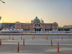 地下鉄でソウル駅にやってきて地上に出たらバスターミナル越しに正面に見えたのがこの駅舎。１９２５年に京城停車場駅舎として東京帝国大学教授の塚本靖が設計したもので、１９８８年ソウルオリンピックに合わせ新駅舎が出来るまでソウル駅駅舎として利用されていました。建築当初は朝鮮半島で一番、内地を含めても東京駅についでの大きさの駅だったそうです。
韓国の史跡に指定されていた事もありその後は文化財として利用されていましたが、首都圏電鉄の再編で京義中央線の駅舎として近年部分的に利用されています。