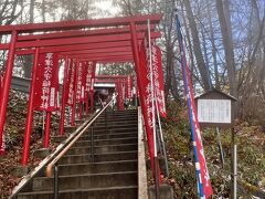 こちらは草津穴守稲荷神社(くさつあなもりいなりじんじゃ)
ご祭神は豊受姫命(とようけひめみこと)で食物の神さまです。
イザナミの孫にあたる神様のようです。