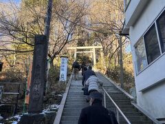 露天風呂から湯畑に戻る途中に、白根神社の案内があったので、頑張ってこの階段を登ってみることにしました。
白根神社のご祭神は日本武尊(やまとたけるのみこと)です。