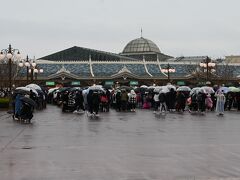 さて8時、舞浜駅に近いランド左側のゲート前ではこんな感じ。
雨天の割には結構大勢並んでおります。
やはり日付変更できなくて無理にやって来た方が多いのかな。
すいている右側のゲート（舞浜駅から遠い方）に回ります。やはり3割くらい少ない。

作戦成功！！予測通り8:15に開園し、8:19にゲート通過です。

ランドはシーと違い入園待機列より手前で手荷物検査があるので時間がかかりません。そういえば今回は検温がありませんでしたね。