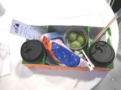 「パン・ギャラクティック・ピザボート」という店で、チキンピザとリトルグリ－ンマン、コーヒーを注文。
先に自販機で会計し、カウンターでレシートを見せるとわずか数秒で商品が全部揃って渡されるという超俊足ぶりにびっくり。
もはや5分くらい待たされるのが定常化しているマクドナルドや吉野家なんてファストフードとは言えないよね。