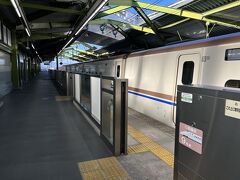 80分ほどで佐久平駅に到着～
点字ブロックが柵より線路側のパターンだ。

東京7:24－佐久平8:51　あさま603