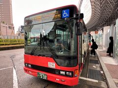 路線バス⑪番「石川県立図書館」行きのバスの車体の写真。

城下まち金沢周遊バス右回りルート（RL）も赤い車体ですが、
前と横に書いてあるので多分間違える人は少ないでしょう。

東京だと前から乗車するので扉が開いていてすぐにドライバーさんに
行き先や〇〇のバス停に止まるかを尋ねることができますが、
金沢は真ん中から乗車し、混んでいる人々の間を進んで
ドライバーさんのところまで行って確認しなければならず大変でした。
（迷惑が掛かるので何度か見送りました）