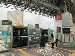 石川県金沢市「金沢」駅兼六園口（東口）

路線バス「金沢駅東口」6番のバスのりばから「石川県立図書館」行き
の11番のバスに乗車します。

時刻表（平日）↓

http://www.hokutetsu.co.jp/media/route-bus/20220716/route_timetable_nishikib_hei.pdf

時刻表（休日）↓

http://www.hokutetsu.co.jp/media/route-bus/20220716/route_timetable_nishikib_kyu.pdf

このバスはおみちょ『近江町市場』の最寄りのバス停「武蔵ヶ辻」や
ひがし茶屋街の「橋場町」、『兼六園』の「兼六園下」、
『石川県立美術館』などの美術館や博物館が並ぶエリア「出羽町」の
バス停にも止まるので便利です。

足元に路線バス、城下まち金沢周遊バス右回りルート（RL）赤い車体、
城下まち金沢周遊バス左回りルート（LL）緑の車体の
レーンがあるので並びます。
今止まっているのは緑の車体城下まち金沢周遊左回りルート（LL）です。

金沢駅東口にも金沢駅西口にもいっぱいバスのりばがあり、
次々にバスがやってきます。アナウンスが流れていますが、
実際は常にたくさんの乗客が並んでいて、「〇〇に行くにはどのバスが
速いか」とか右回りと左回りどちらが先に到着するかとか
悩みます。金沢駅のバスのりばには係の方がいるので尋ねることが
できますが、ほかの場所だと運転手さんに確認するしかありません。
しかもこのように地面にレーンが描かれていればわかりますが、
どちら向きに並んだらよいか悩みます。
東京だと前から乗車するので先頭で待つ方はドライバーさん側。
次に来た人からは後部座席側に向かってどんどん並んでいきます。
京都や金沢では真ん中から乗車するのでどこに並んでいいか、
どの向きで並ぶのか毎回戸惑います。
海外に行ってもエスカレーターはどちら側に立ち止まるかとか迷う。