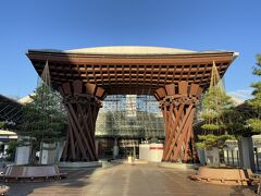 石川県金沢市「金沢」駅兼六園口（東口）

2005年3月に完成した『鼓門（つづみもん）』の写真。

金沢の伝統芸能である能楽で使われる鼓をイメージしています。
高さが13.7mあり、2本の太い柱に支えられた門構えは圧巻です。
自分の中ではもっと赤いイメージでしたが・・・。茶色なんですね。

いつ行ってもたくさんの観光客が写真を撮っていて、
人があまり写っていないものを選びました。

一日の中でも晴れたり曇ったり雨が降ったりと変わりやすい
金沢の天気。
雪景色を思い描いて厚着をしてきたのですが、東京の方が
寒いんじゃないかと思えるくらいの温度。しかしやっぱり雪とか。。