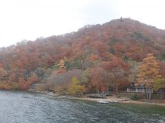 大使館別荘記念公園が見えてきます。
こちらで下船する人もいます。
イタリア大使館別荘記念公園