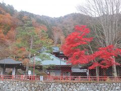 立木観音です。
こちらより一旦バスで華厳の滝の駐車場まで行きました。
そこで自由行動です。