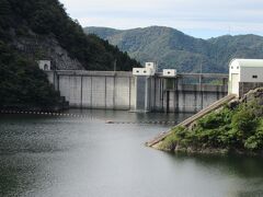 その１にて
　前日に滋賀県北部と福井県越前方面を巡って東尋坊に程近い「道の駅　みくに」にて車中泊して2日目のスタート。本日の目標は福井県のダムカード配布対象施設と道の駅のWコンプリート。と言いつつも、先ずは福井県最大の観光地「東尋坊」を観光してから、「みくに」「さかい」「一乗谷あさくら水の駅」と巡りました

※その１の様子はこちら
　https://4travel.jp/travelogue/11796306

その2にて
　その1は道の駅巡り中心でしたが、その2はダム巡り中心、曹洞宗の総本山永平寺に隣接する「永平寺ダム」から北上し「鳴鹿大堰」「龍ヶ鼻ダム」と巡りました
「永平寺ダム」は非常用洪水吐付近に何となく仏門風なデザインの雰囲気を感じ
「鳴鹿大堰」は鳴鹿から水門支柱デザインに鹿をモチーフ
「龍ヶ鼻ダム」は現在は多用されていますが竣工当時は先進的だった自然越流式の非常用洪水吐を採用
と何処も特徴が有り見応えがありました

※その2の様子はこちら
　https://4travel.jp/travelogue/11796939

※写真は「その2」の最終地「龍ヶ鼻ダム」