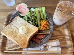 4日目。

朝ご飯は宿から歩いてすぐの、メーダフズYUIカフェへ。
ニコちゃんマークのバターが可愛い。
お野菜もカフェラテも美味しかったです。
