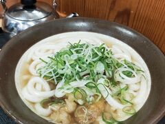 空港へ向かう前、福岡の締めはうどん。「牧のうどんバスターミナル店」へ。ごぼう天うどんです。お腹いっぱいなのでこちらもシェア。たった一人前の注文なのに、快く取り分けのお椀をくださいました。福岡のお店って本当に親切で優しいな～。やかんのお出汁が付いて来て足しながら食べるんですね。うどんが柔らかめなので吸っちゃうのかな。柔らかめのうどんて美味しい。コシの強いのより好きかも(^^)