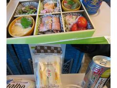 横浜へは「のぞみ」の本数も少ないので、「ひかり」で充分。
京都から乗ってきたmi-tanさんとランチを食べながら。
私のお弁当はRF１アール・エフ・ワン「いとはん和惣菜」\1,480