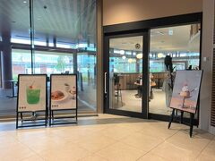 石川県金沢市『石川県立図書館』1F【HUM＆Go＃】

2022年7月16日にオープンしたカフェ【ハムアンドゴー】の
エントランスの写真。

ゲストと町のプレイヤーをつなぐカフェ
館内にあるカフェ「HUM&Go」は、石川県内に複数店舗を構える
人気のお店です。
おしゃれな店内を楽しめるのはもちろん、一部メニューはテイクアウト
も可能です。友人とランチしたいときや、館内でコーヒーが
飲みたいときなど、さまざまなシーンで利用できます。
店内では定期的に、町のナイスなプレイヤーによるワークショップや
イベントも開催されます。