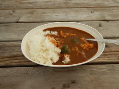 ここで食事。リーフイン国吉でカレーが用意されています。

阿波連ビーチでもシュノーケルを楽しむことにして、戻ったところ、準備ができていたので、このタイミングでいただきました。