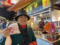 そう、福州胡椒餅！
嗚呼、4年ぶりの台湾のかほり～
今ならあまり並ばずにゲットできますぜ、旦那。
