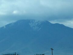 ツアーの最終日は午前9時に「稲垣温泉ホテル花月亭」を出発しました。不思議な場所に建つ旅館でしたが、宿の人たちも親切で温泉も良く、料理も美味しいところでした。