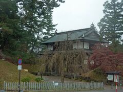 お昼前に弘前に到着しましたが、弘前城に入ることはありません。バスはそのまま隣接する「津軽藩ねぷた村」の駐車場に入りました。