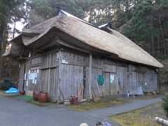 これは男鹿の真山伝承館です。
なまはげの実演は13：30からで
開場まで時間が少しありましたので
真山神社まで行ってみることにしました。