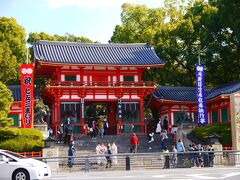 八坂神社の前を通り、ここから南下します。