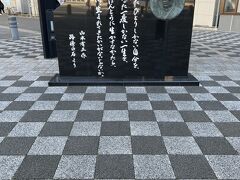栃木駅到着です。
栃木出身の作家山本有三の碑です。