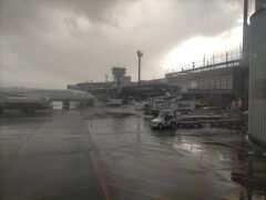 条件付きでしたが、無事秋田空港に着陸
でも、雨降っててお天気悪いです
