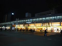 11月28日午後7時前。
ニューオータニイン横浜プレミアムの素敵なレストランでディナーを終えて、そのまま桜木町駅前へ。
ホテルからすぐだからとっても便利。