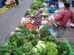 朝市に並べられた沢山の野菜類。