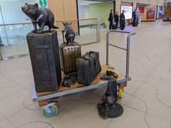 ホバート空港に着いたらタスマニアンデビルやスーツケースのモニュメントがお出迎え。