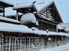 酒屋か

こんな大きな杉玉、初めて見た。このまま雪だるまになってしまうのだろうか。